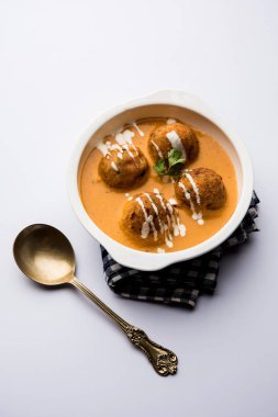 Malai köfte köri özel tarifi bir kasede servis bir Mughlai var. Seçici odak