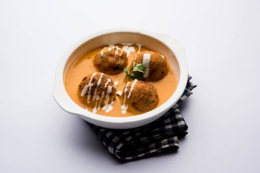 Malai köfte köri özel tarifi bir kasede servis bir Mughlai var. Seçici odak
