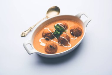 Malai köfte köri özel tarifi bir kasede servis bir Mughlai var. Seçici odak