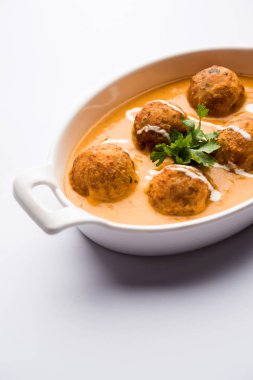 Malai köfte köri özel tarifi bir kasede servis bir Mughlai var. Seçici odak