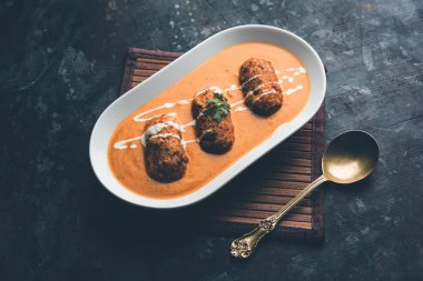 Malai köfte köri özel tarifi bir kasede servis bir Mughlai var. Seçici odak