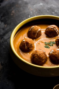 Malai köfte köri özel tarifi bir kasede servis bir Mughlai var. Seçici odak