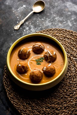 Malai köfte köri özel tarifi bir kasede servis bir Mughlai var. Seçici odak