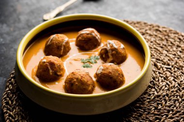 Malai köfte köri özel tarifi bir kasede servis bir Mughlai var. Seçici odak