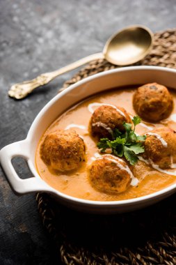 Malai köfte köri özel tarifi bir kasede servis bir Mughlai var. Seçici odak