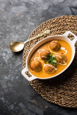 Malai köfte köri özel tarifi bir kasede servis bir Mughlai var. Seçici odak