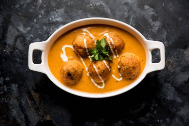 Malai köfte köri özel tarifi bir kasede servis bir Mughlai var. Seçici odak