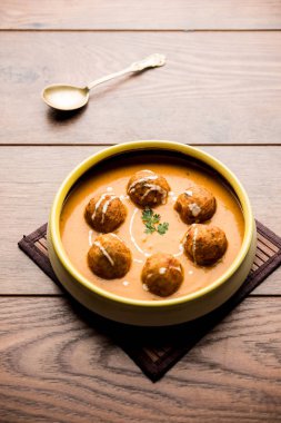 Malai köfte köri özel tarifi bir kasede servis bir Mughlai var. Seçici odak