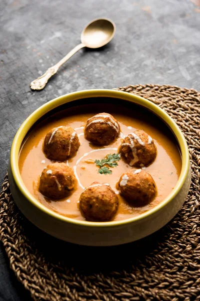 Malai köfte köri özel tarifi bir kasede servis bir Mughlai var. Seçici odak