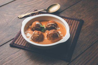 Malai köfte köri özel tarifi bir kasede servis bir Mughlai var. Seçici odak