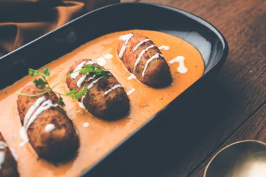 Malai köfte köri özel tarifi bir kasede servis bir Mughlai var. Seçici odak