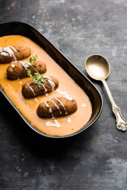 Malai köfte köri özel tarifi bir kasede servis bir Mughlai var. Seçici odak