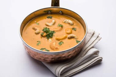 Malai köfte köri özel tarifi bir kasede servis bir Mughlai var. Seçici odak