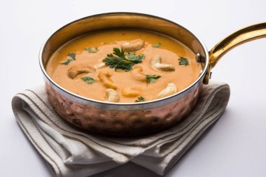 Malai köfte köri özel tarifi bir kasede servis bir Mughlai var. Seçici odak