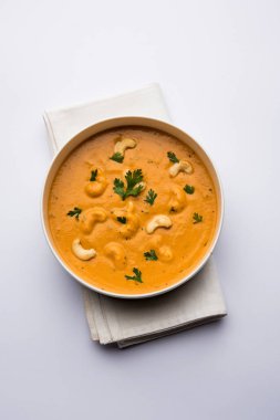 Malai köfte köri özel tarifi bir kasede servis bir Mughlai var. Seçici odak