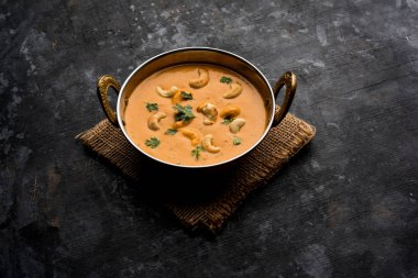 Malai köfte köri özel tarifi bir kasede servis bir Mughlai var. Seçici odak