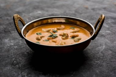 Malai köfte köri özel tarifi bir kasede servis bir Mughlai var. Seçici odak