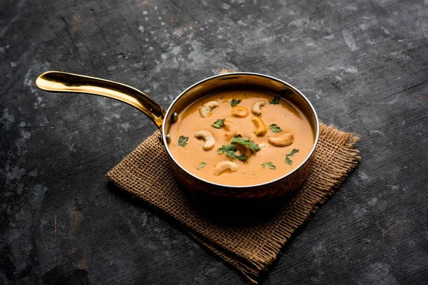 Malai köfte köri özel tarifi bir kasede servis bir Mughlai var. Seçici odak