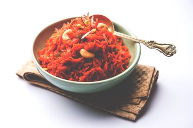 Gajar ka halwa Hindistan'dan şekerli tatlı havuç tabanlı pudingim. Kaju/badem fındık ile süslenmiş. bir kasede servis.