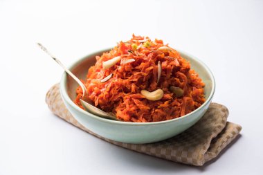 Gajar ka halwa Hindistan'dan şekerli tatlı havuç tabanlı pudingim. Kaju/badem fındık ile süslenmiş. bir kasede servis.