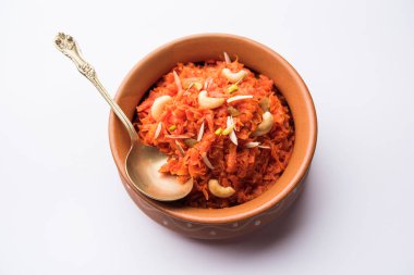 Gajar ka halwa Hindistan'dan şekerli tatlı havuç tabanlı pudingim. Kaju/badem fındık ile süslenmiş. bir kasede servis.