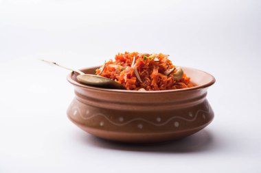 Gajar ka halwa Hindistan'dan şekerli tatlı havuç tabanlı pudingim. Kaju/badem fındık ile süslenmiş. bir kasede servis.