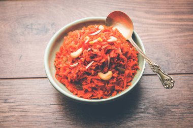 Gajar ka halwa Hindistan'dan şekerli tatlı havuç tabanlı pudingim. Kaju/badem fındık ile süslenmiş. bir kasede servis.
