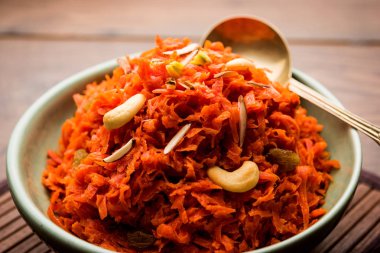 Gajar ka halwa Hindistan'dan şekerli tatlı havuç tabanlı pudingim. Kaju/badem fındık ile süslenmiş. bir kasede servis.