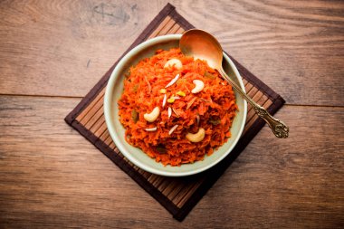 Gajar ka halwa Hindistan'dan şekerli tatlı havuç tabanlı pudingim. Kaju/badem fındık ile süslenmiş. bir kasede servis.