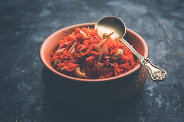 Gajar ka halwa Hindistan'dan şekerli tatlı havuç tabanlı pudingim. Kaju/badem fındık ile süslenmiş. bir kasede servis.