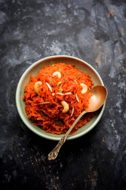 Gajar ka halwa Hindistan'dan şekerli tatlı havuç tabanlı pudingim. Kaju/badem fındık ile süslenmiş. bir kasede servis.