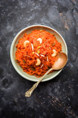 Gajar ka halwa Hindistan'dan şekerli tatlı havuç tabanlı pudingim. Kaju/badem fındık ile süslenmiş. bir kasede servis.