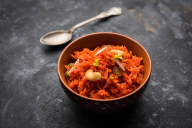Gajar ka halwa Hindistan'dan şekerli tatlı havuç tabanlı pudingim. Kaju/badem fındık ile süslenmiş. bir kasede servis.