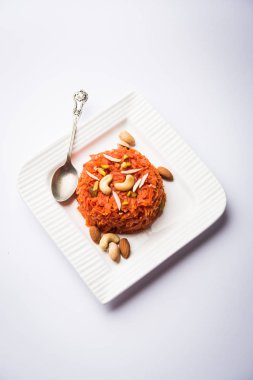 Gajar ka halwa Hindistan'dan şekerli tatlı havuç tabanlı pudingim. Kaju/badem fındık ile süslenmiş. bir kasede servis.
