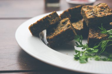 İlk olan bir kokulu Salantro kek veya kothimbir vadi buğulama ve net kadar kızartılır. sıcak çay ve Domates ketçap ile popüler Hint snack servis