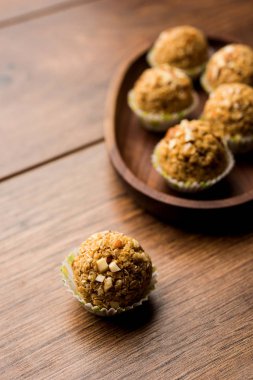 Yulaf laddu ya da Protein enerji topları bilinen gidecektir. bir tabak veya kase servis. seçici odak