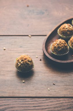 Yulaf laddu ya da Protein enerji topları bilinen gidecektir. bir tabak veya kase servis. seçici odak