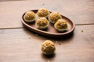 Yulaf laddu ya da Protein enerji topları bilinen gidecektir. bir tabak veya kase servis. seçici odak