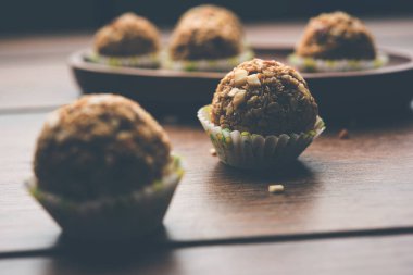 Yulaf laddu ya da Protein enerji topları bilinen gidecektir. bir tabak veya kase servis. seçici odak