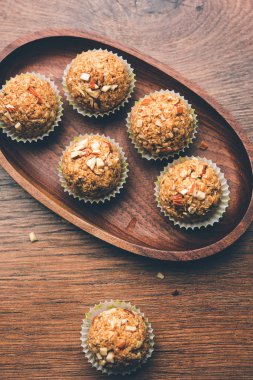 Yulaf laddu ya da Protein enerji topları bilinen gidecektir. bir tabak veya kase servis. seçici odak
