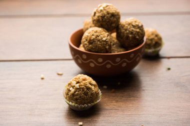 Yulaf laddu ya da Protein enerji topları bilinen gidecektir. bir tabak veya kase servis. seçici odak