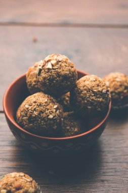 Yulaf laddu ya da Protein enerji topları bilinen gidecektir. bir tabak veya kase servis. seçici odak