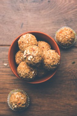 Yulaf laddu ya da Protein enerji topları bilinen gidecektir. bir tabak veya kase servis. seçici odak