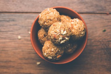 Yulaf laddu ya da Protein enerji topları bilinen gidecektir. bir tabak veya kase servis. seçici odak