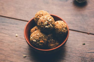 Yulaf laddu ya da Protein enerji topları bilinen gidecektir. bir tabak veya kase servis. seçici odak