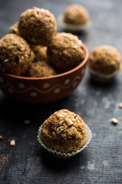 Yulaf laddu ya da Protein enerji topları bilinen gidecektir. bir tabak veya kase servis. seçici odak