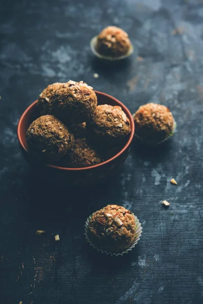Yulaf laddu ya da Protein enerji topları bilinen gidecektir. bir tabak veya kase servis. seçici odak