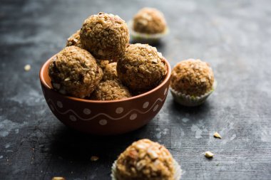 Yulaf laddu ya da Protein enerji topları bilinen gidecektir. bir tabak veya kase servis. seçici odak