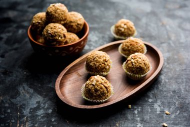 Yulaf laddu ya da Protein enerji topları bilinen gidecektir. bir tabak veya kase servis. seçici odak