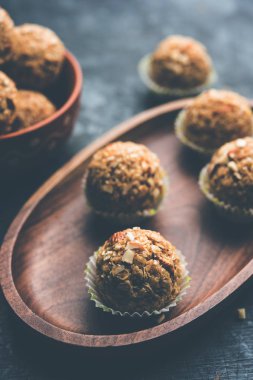 Yulaf laddu ya da Protein enerji topları bilinen gidecektir. bir tabak veya kase servis. seçici odak